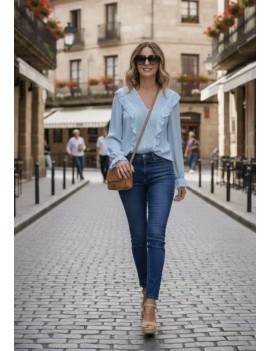 Chemise en V  bleu ciel...